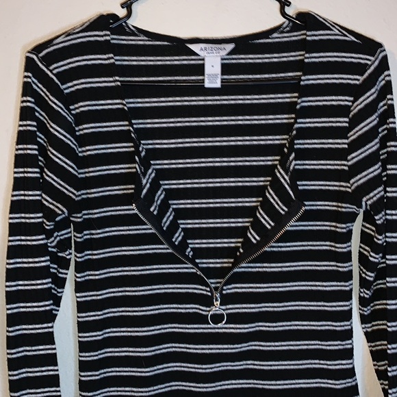 Arizona jean company size medium black a white crop top with zipper. - Picture 3 of 4